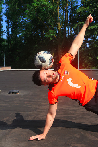 Freestyle voetbal op het dak bij ING toernooi