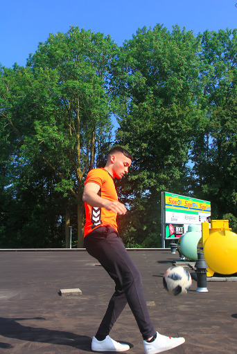 Freestyle voetballer op het dak bij G-toernooi