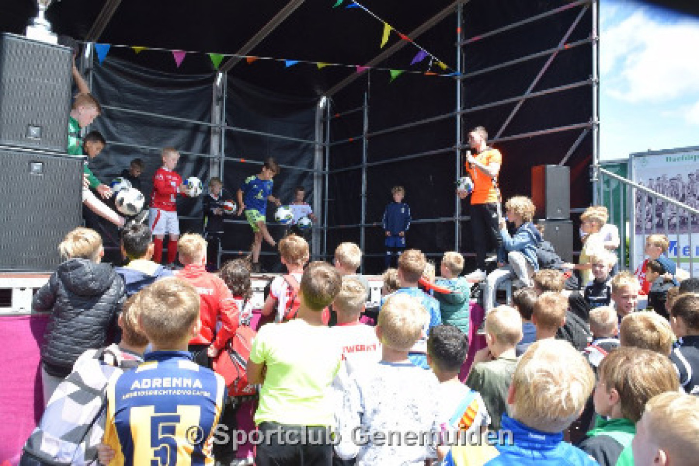 Freestyler met voetbal challenges