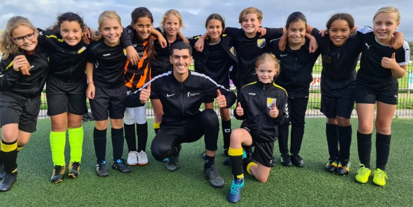 Samirskills geeft pannaclinic bij de MO11 van TSV Theole in Tiel